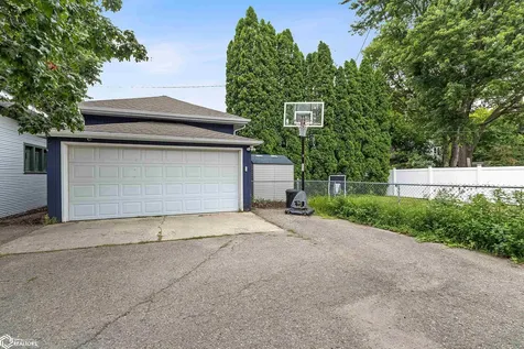 128 10th Street NW Mason City IA 50401