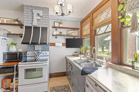 128 10th Street NW Mason City IA 50401