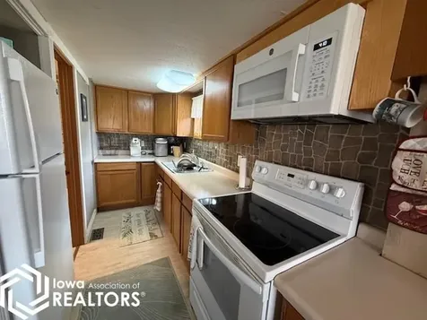 1053 Lakeshore Drive Brooklyn IA 52211