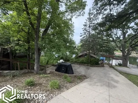 1053 Lakeshore Drive Brooklyn IA 52211