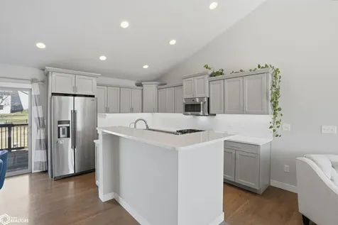 63 Colchester Drive Iowa City IA 52245