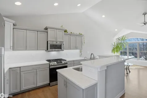 63 Colchester Drive Iowa City IA 52245
