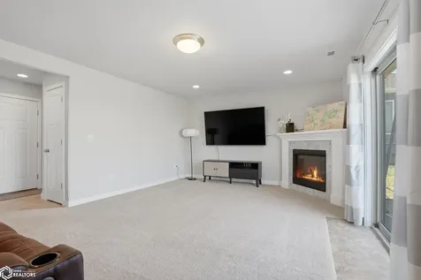 63 Colchester Drive Iowa City IA 52245