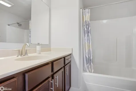 63 Colchester Drive Iowa City IA 52245