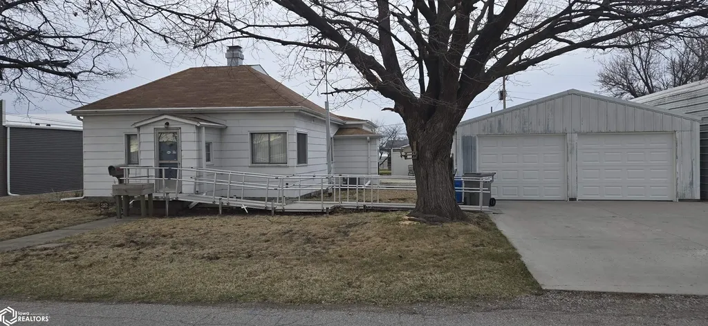 65 13 Avenue W Albia IA 52531-2668