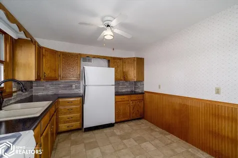 404 W Des Moines Street Brooklyn IA 52211
