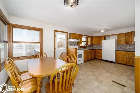 404 W Des Moines Street Brooklyn IA 52211