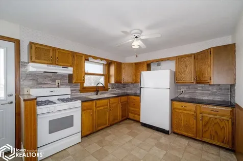 404 W Des Moines Street Brooklyn IA 52211