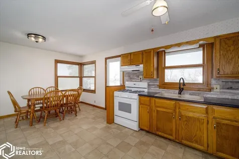404 W Des Moines Street Brooklyn IA 52211