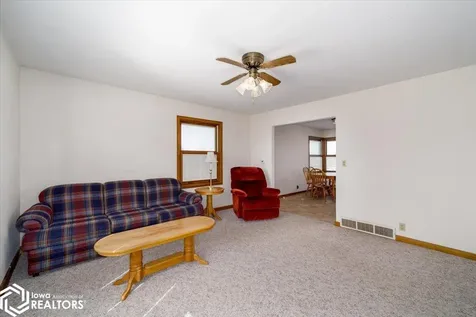 404 W Des Moines Street Brooklyn IA 52211