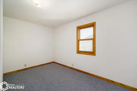 404 W Des Moines Street Brooklyn IA 52211