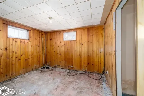 404 W Des Moines Street Brooklyn IA 52211
