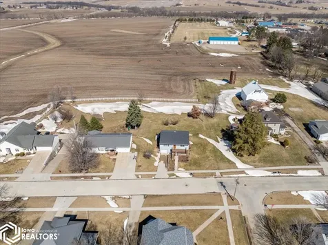 404 W Des Moines Street Brooklyn IA 52211
