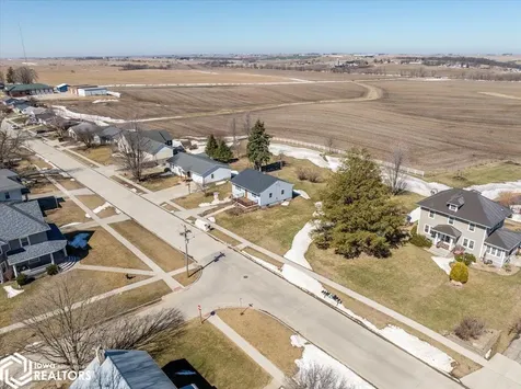 404 W Des Moines Street Brooklyn IA 52211