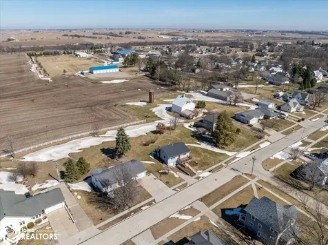 404 W Des Moines Street Brooklyn IA 52211