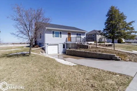 404 W Des Moines Street Brooklyn IA 52211