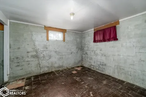 404 W Des Moines Street Brooklyn IA 52211
