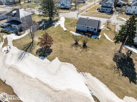 404 W Des Moines Street Brooklyn IA 52211