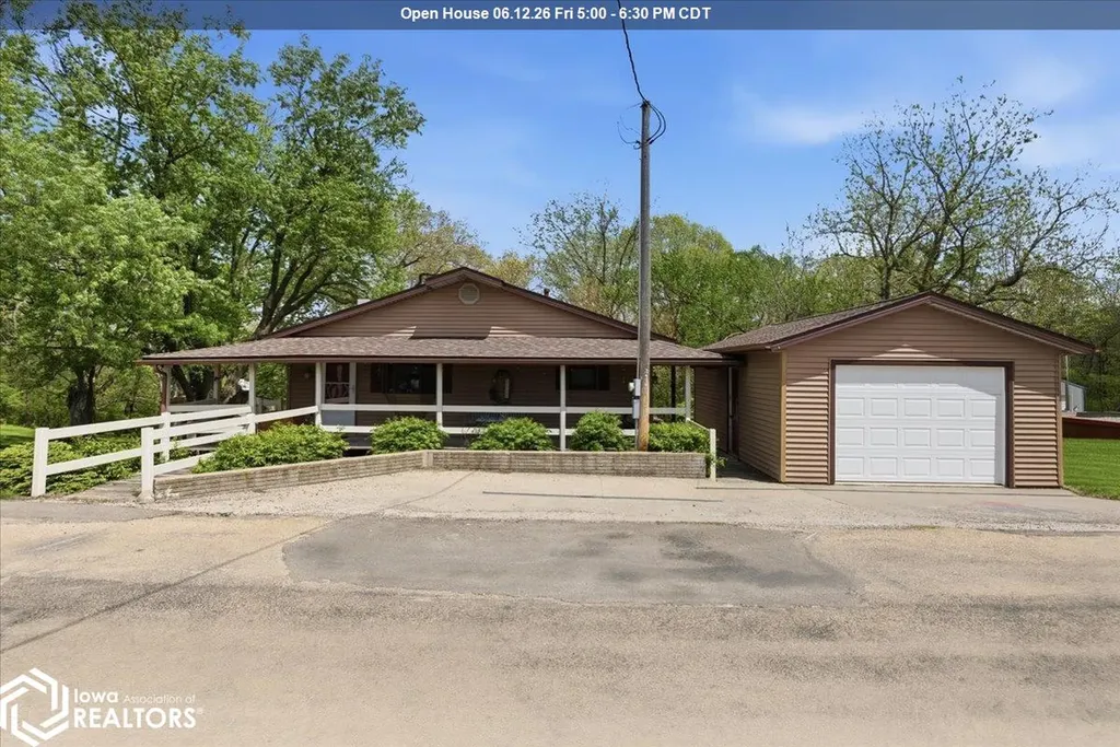 1275 Holiday Lane Brooklyn IA 52211
