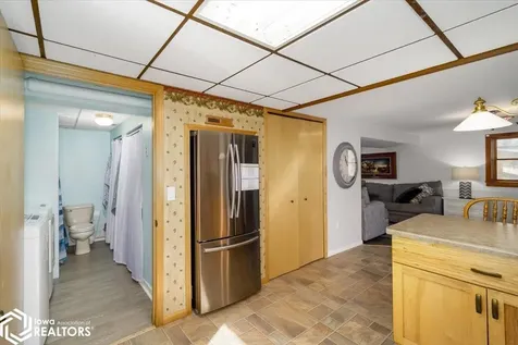 1275 Holiday Lane Brooklyn IA 52211