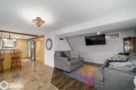 1275 Holiday Lane Brooklyn IA 52211