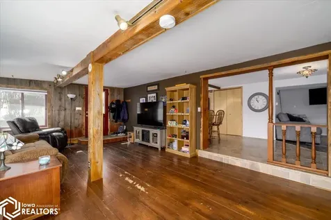 1275 Holiday Lane Brooklyn IA 52211