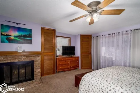 1275 Holiday Lane Brooklyn IA 52211