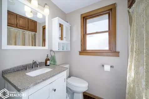 1275 Holiday Lane Brooklyn IA 52211