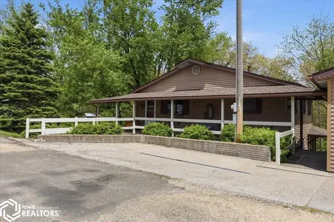 1275 Holiday Lane Brooklyn IA 52211