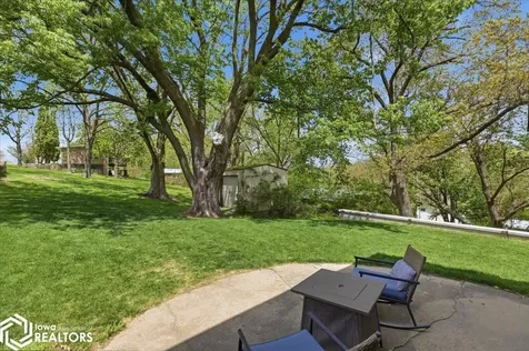 1275 Holiday Lane Brooklyn IA 52211