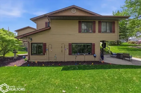 1275 Holiday Lane Brooklyn IA 52211