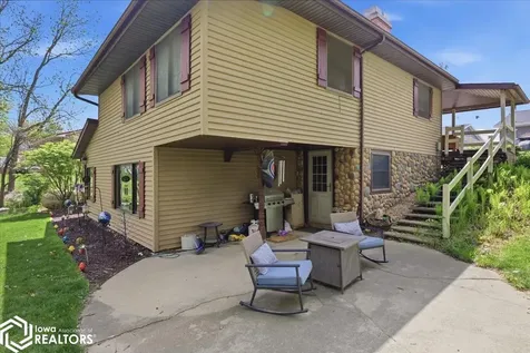 1275 Holiday Lane Brooklyn IA 52211