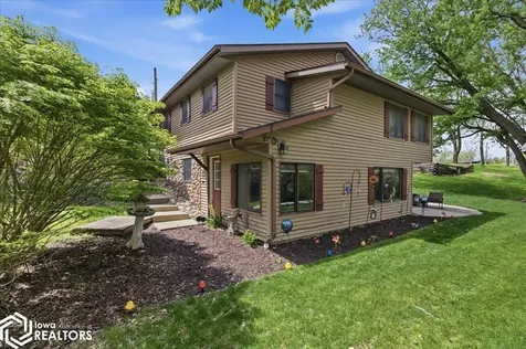 1275 Holiday Lane Brooklyn IA 52211