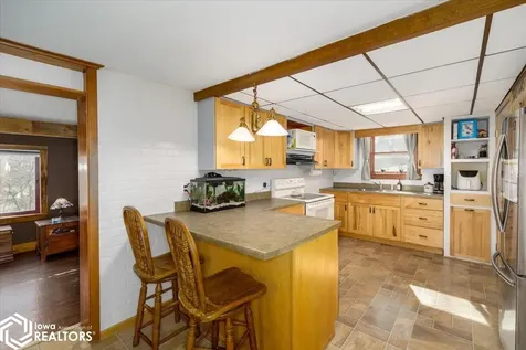 1275 Holiday Lane Brooklyn IA 52211