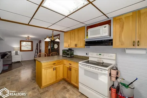1275 Holiday Lane Brooklyn IA 52211