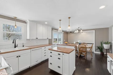 14303 Raven Avenue Mason City IA 50401