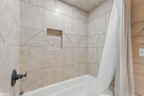 14303 Raven Avenue Mason City IA 50401