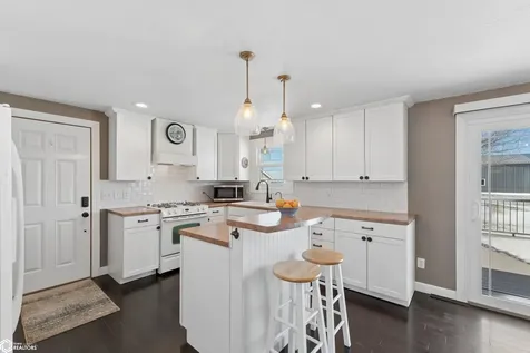 14303 Raven Avenue Mason City IA 50401