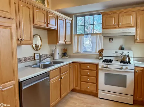 716 Orchard Place Fairfield IA 52556