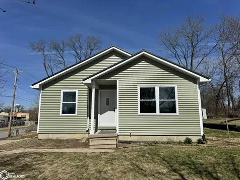 1105 W Adams Avenue Fairfield IA 52556