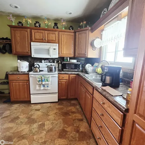 114 Geneva Drive Oskaloosa IA 52577