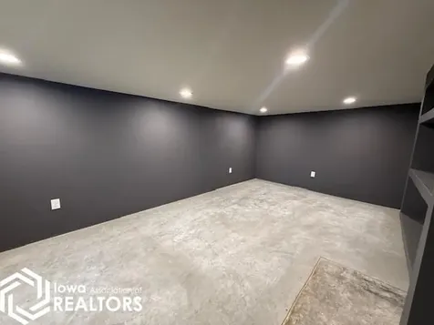 1279 Holiday Lane Brooklyn IA 52211