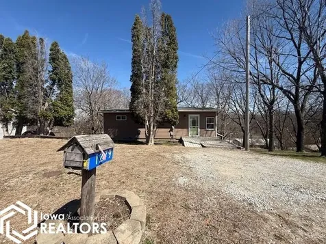 1279 Holiday Lane Brooklyn IA 52211