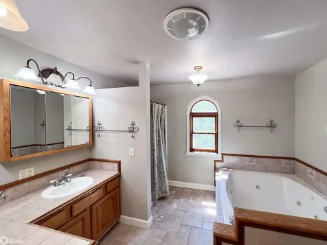 2418 Silverwood Lane Fairfield IA 52556