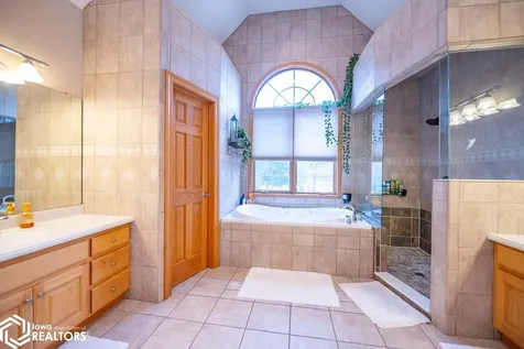 27 Pinehurst Circle Ottumwa IA 52501