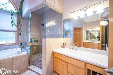 27 Pinehurst Circle Ottumwa IA 52501