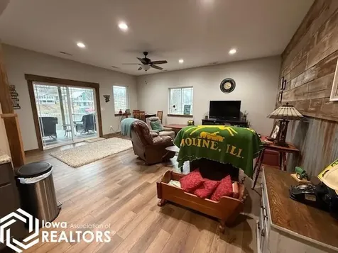 2141 S Lakeshore Drive Brooklyn IA 52211
