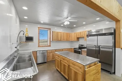 886 Henik Road Mount Vernon IA 52314