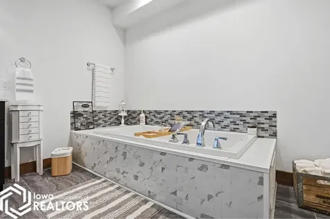 886 Henik Road Mount Vernon IA 52314