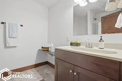 886 Henik Road Mount Vernon IA 52314